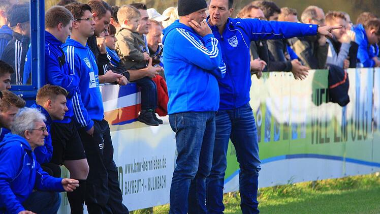 VfB-Trainer Werner Thomas (rechts) spricht im Derby beim ATS mit seinem "Co" Klaus Eichhorn.