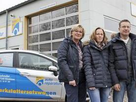 Ein gutes Team: Seniorchefin Helga Zehnder, Tochter Yvonne Friedrich sowie deren Mann und jetziger Firmeninhaber Horst Friedrich. Stolz feiern sie in diesen Tagen das 25-jährige Firmenjubiläum . Foto: Nina Grötsch