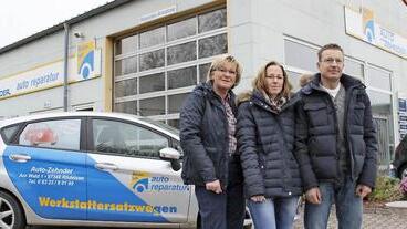 Ein gutes Team: Seniorchefin Helga Zehnder, Tochter Yvonne Friedrich sowie deren Mann und jetziger Firmeninhaber Horst Friedrich. Stolz feiern sie in diesen Tagen das 25-jährige Firmenjubiläum . Foto: Nina Grötsch