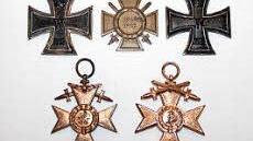 Diese Abzeichen gab es für besondere Verdienste beim Militär. Foto: Sebastian Vogt