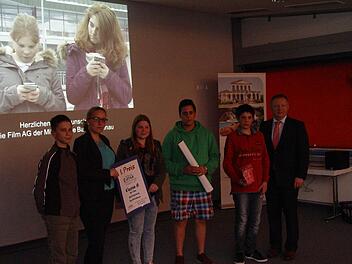 Für den Streifen "Warnhinweise" wurde die Mittelschule Bad Brückenau Film-AG mit dem ersten Preis ausgezeichnet (von links): Julian Schaab, Angelina Utkin, Jasmin Holletzek, Robin Kumar, Pascal Reich und Landrat Thomas Bold (Schirmherr). Foto: Brigitta Kempe-Wolf