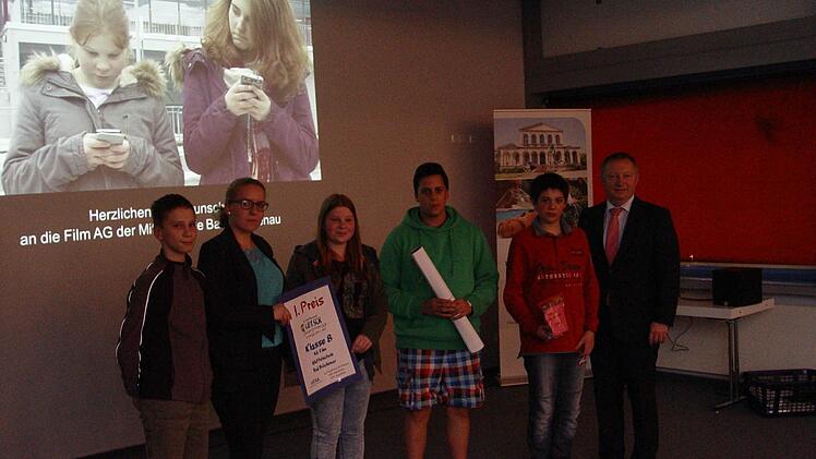 Für den Streifen "Warnhinweise" wurde die Mittelschule Bad Brückenau Film-AG mit dem ersten Preis ausgezeichnet (von links): Julian Schaab, Angelina Utkin, Jasmin Holletzek, Robin Kumar, Pascal Reich und Landrat Thomas Bold (Schirmherr). Foto: Brigitta Kempe-Wolf
