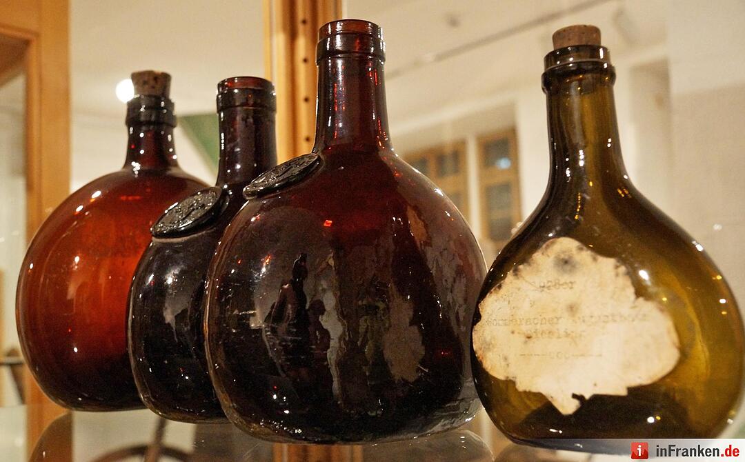 7. Wein: Nur fränkische Qualitätsweine dürfen im Bocksbeutel abgefüllt werden. Das ist eine eherne Regel, um deren Einhaltung die fränkischen Winzer selbst vor den höchsten europäischen Gerichten kämpfen. Aber keine Regel ohne Ausnahme. Die unverwechselbare bauchige Flasche mit dem wenig schmeichelhaften Namen hat auch in einigen wenigen anderen Weinbauregionen Tradition; auch der griechische Agioritikos kommt in solchen Flaschen auf den Markt.