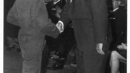 Ein Lehrling gratuliert Firmengründer Karl Eugen Fischer zum 70. Geburtstag im Jahre 1964.