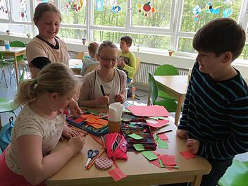 In den Klassenzimmern wurde gemeinsam gebastelt und genäht.  Foto: Doris Bauer