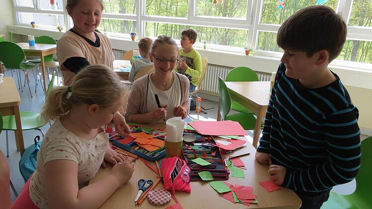 In den Klassenzimmern wurde gemeinsam gebastelt und genäht.  Foto: Doris Bauer