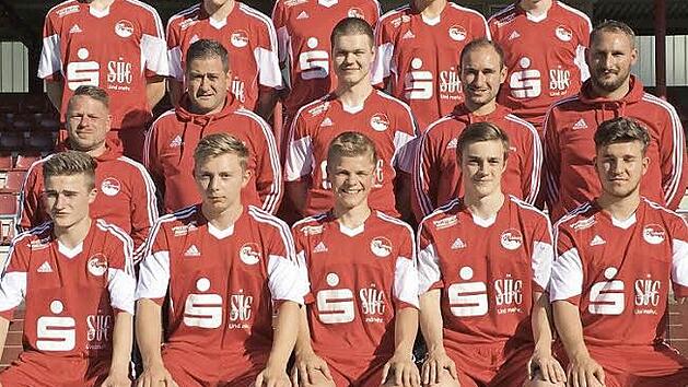 Auf 13 eigene A-Juniorenspieler setzt der FC Coburg in der neuen Saison. Alle Spieler sollen in den beiden Herrenteams (Landesliga und Kreisliga) Fu&szlig; fassen (oben von links): Lukas K&ouml;hn, Konstantin M&uuml;ller, Marius Stammberger, Niklas Ehrlich, Miguel Malaj; (Mitte von links): Teammanager Florian Forkel (neu), Cheftrainer Matthias Christl, Fabian Fuchs, Co-Trainer Frederic Martin, U23-Trainer Oliver Bernhardt; (sitzend von links): Adrian Guhling, Rene Ostrecha, Leon Holzheid, Bastian Br&uuml;ckner un...