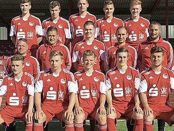 Auf 13 eigene A-Juniorenspieler setzt der FC Coburg in der neuen Saison. Alle Spieler sollen in den beiden Herrenteams (Landesliga und Kreisliga) Fu&szlig; fassen (oben von links): Lukas K&ouml;hn, Konstantin M&uuml;ller, Marius Stammberger, Niklas Ehrlich, Miguel Malaj; (Mitte von links): Teammanager Florian Forkel (neu), Cheftrainer Matthias Christl, Fabian Fuchs, Co-Trainer Frederic Martin, U23-Trainer Oliver Bernhardt; (sitzend von links): Adrian Guhling, Rene Ostrecha, Leon Holzheid, Bastian Br&uuml;ckner un...
