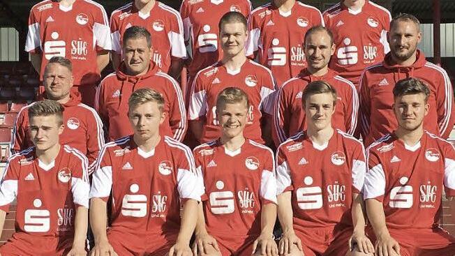 Auf 13 eigene A-Juniorenspieler setzt der FC Coburg in der neuen Saison. Alle Spieler sollen in den beiden Herrenteams (Landesliga und Kreisliga) Fu&szlig; fassen (oben von links): Lukas K&ouml;hn, Konstantin M&uuml;ller, Marius Stammberger, Niklas Ehrlich, Miguel Malaj; (Mitte von links): Teammanager Florian Forkel (neu), Cheftrainer Matthias Christl, Fabian Fuchs, Co-Trainer Frederic Martin, U23-Trainer Oliver Bernhardt; (sitzend von links): Adrian Guhling, Rene Ostrecha, Leon Holzheid, Bastian Br&uuml;ckner un...