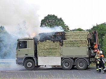 Die Feuerwehren löschten die brennenden Heuballen auf dem Lastwagen.  Foto: Herbert Fischer