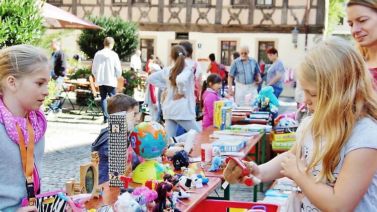Es war tolles Wetter und das Angebot reichlich und bunt: Der Kinderstadtmarkt in Bad Kissingen war einfach toll. Foto: Sigismund von Dobschütz