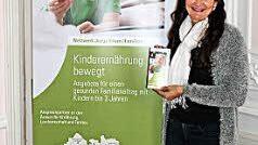 Regina Burkhardt vom Amt f&uuml;r Ern&auml;hrung, Landwirtschaft und Forsten stellt den Flyer f&uuml;r das erste Halbjahr 2017 vor. Foto: privat