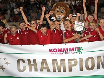Die U11 des FC Coburg feierte ausgelassen ihren Turniersieg beim 34. Pfingstturnier in Barcelona.  Fotos: privat