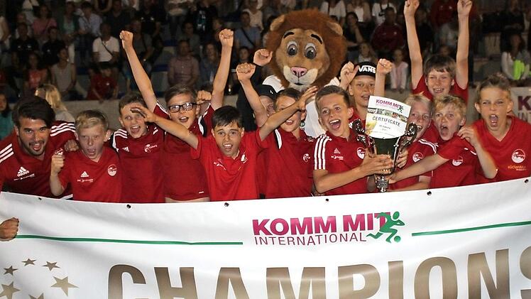 Die U11 des FC Coburg feierte ausgelassen ihren Turniersieg beim 34. Pfingstturnier in Barcelona.  Fotos: privat