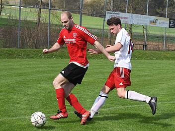 Reiterswiesens Tobias Windberg (links) gibt die Vorlage zum 1:0. Sein Flankenball landet bei Florian Heller, der gegen Oberthulba verwandelt. Alexander Zülch (rechts) kommt zu spät.Hopf