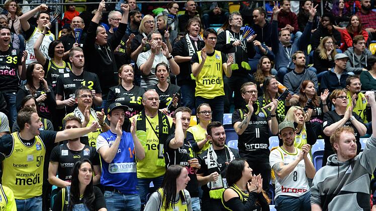 Die Medi-Fans hatten in dieser Saison viel zu feiern: Eine gute Hauptrunde, ein starkes Champions-League-Debüt, den Einzug ins Final-Four des BBL-Pokals und einen historischen Sieg gegen den amtierenden Meister Brose Bamberg.  Fotos: Peter Mularczyk
