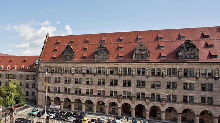 Ein 32-jähriger Forchheimer musste sich vor dem Landgericht Nürnberg-Fürth in Nürnberg verantworten: Wegen Betrugs ist er zu einer langen Haftstrafe verurteilt worden. Daniel Karmann/dpa