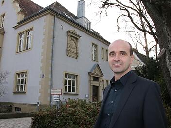 Andreas Fuchs vor dem früheren Vermessungsamt, an dessen Fassade ein Wappenstein auf die ursprüngliche Verwendung als Königliches Landbauamt hinweist: Hier hat der Kreis die Bereiche Baurecht, Hoch- und Tiefbau sowie Liegenschaftsverwaltung untergebracht.  Foto: Ralf Ruppert