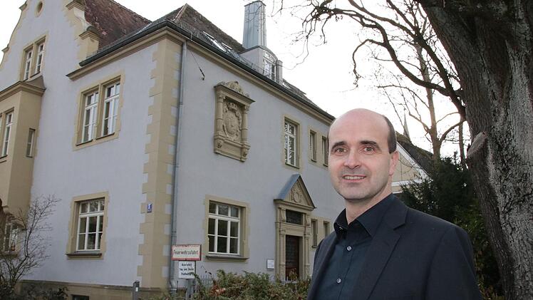 Andreas Fuchs vor dem früheren Vermessungsamt, an dessen Fassade ein Wappenstein auf die ursprüngliche Verwendung als Königliches Landbauamt hinweist: Hier hat der Kreis die Bereiche Baurecht, Hoch- und Tiefbau sowie Liegenschaftsverwaltung untergebracht.  Foto: Ralf Ruppert