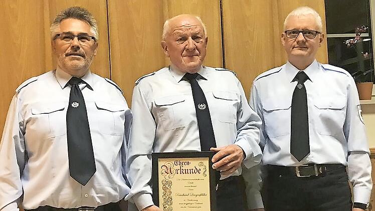 Reinhard Lengenfelder (Mitte) wurde zum Ehrenvorsitzenden des SKV Erlach ernannt. Mit im Bild der neue Vorsitzende Manfred Wittmann (links) und sein Stellvertreter Matthias Zweig  Foto: privat