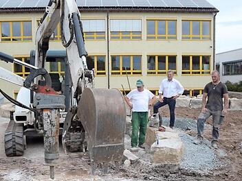 Im Pausenhof der Grundschule Stockheim bewegt sich was, es wird an einer Neugestaltung gearbeitet. Bürgermeister Rainer Detsch (Mitte) im Schulhof der "GlückAuf"-Grundschule Stockheim bei der Besprechung mit Mitarbeitern der bauausführenden Firma Wagner.  Foto: K.-H. Hofmann