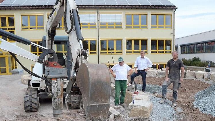 Im Pausenhof der Grundschule Stockheim bewegt sich was, es wird an einer Neugestaltung gearbeitet. Bürgermeister Rainer Detsch (Mitte) im Schulhof der "GlückAuf"-Grundschule Stockheim bei der Besprechung mit Mitarbeitern der bauausführenden Firma Wagner.  Foto: K.-H. Hofmann