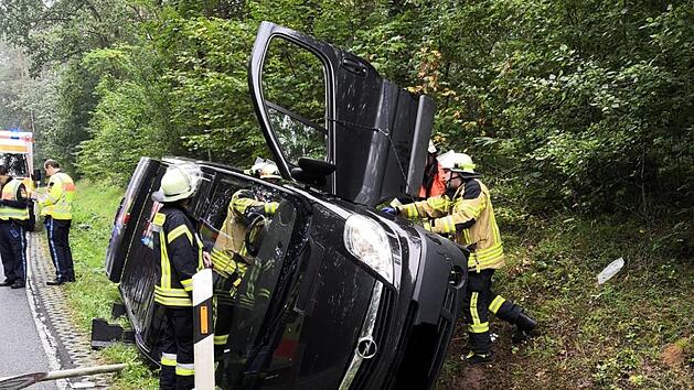 Trotz schneller Hilfe starb am Dienstag ein 70-j&auml;hriger Autofahrer nach einem Unfall bei Forchheim. Foto: Feuerwehr Forchheim-Stadt
