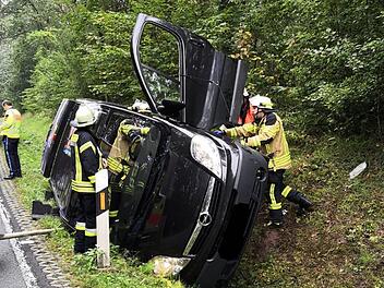Trotz schneller Hilfe starb am Dienstag ein 70-j&auml;hriger Autofahrer nach einem Unfall bei Forchheim. Foto: Feuerwehr Forchheim-Stadt