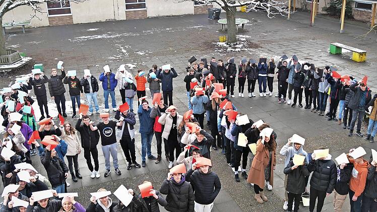 Im Foyer der VHS Bamberg hat eine Feier zur deutsch-französischen Städtepartnerschaft stattgefunden.
