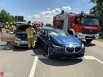 Heftiger Crash auf der B26 in Bamberg - Insassen in Auto eingeklemmt