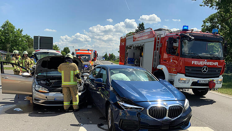 Heftiger Crash auf der B26 in Bamberg - Insassen in Auto eingeklemmt