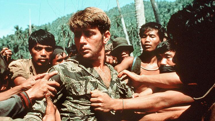 Martin Sheen (Mitte) spielt in Coppolas Kultfilm die Hauptrolle des Captain Willard. W&auml;hrend der Dreharbeiten erlitt der Hollywoodstar einen Herzinfarkt.