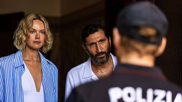 Kaum sind Carl (Fares Fares) und Helene (Frida Gustavsson) in Sizilien angekommen, steht die Polizei vor ihrer T&uuml;r und fragt nach einem Alibi.