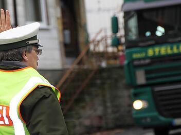 Kein leichter Job: Herbert Markert dirigiert die Lkws durch die Engstelle an der Schwanenapotheke. Fotos: Ulrike Müller