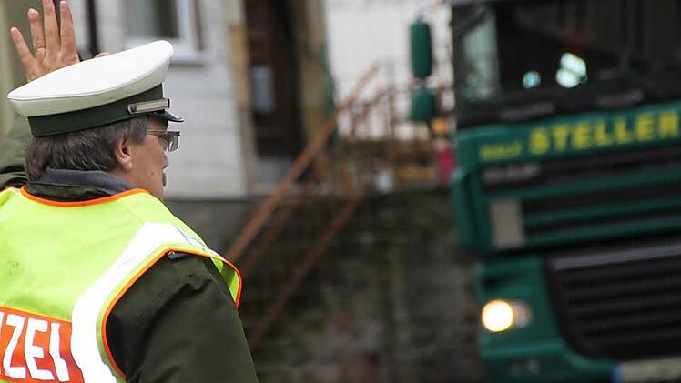 Kein leichter Job: Herbert Markert dirigiert die Lkws durch die Engstelle an der Schwanenapotheke. Fotos: Ulrike Müller