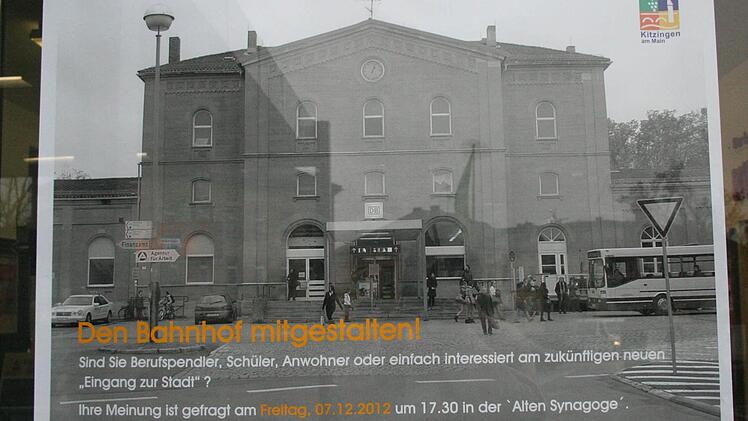 Mit diesem Plakat lädt die Stadt Kitzingen zur Bürgerversammlung am 7. Dezember in der Alten Synagoge ein.  Fotos: Sabine Paulus