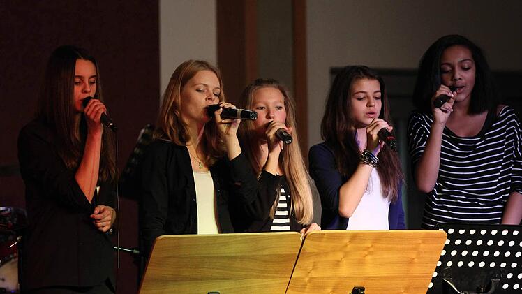 Die Sängerinnen der Schulband brillierten mit "Adeste Fidelis". Fotos: Andreas Brandl