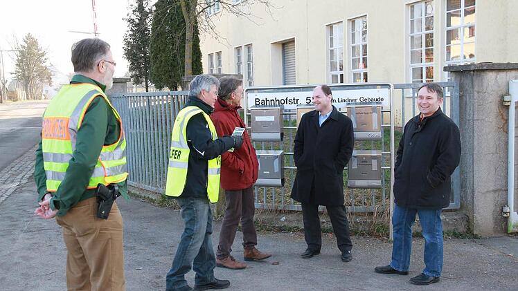 Gelöste Stimmung. Rektor Jürgen Kretschmann (r.), MdL Michael Hofmann, Friethjof Dier (3.v.r.), ein Verkehrshelfer und ein Polizeibeamter freuen sich, das alles so gut geklappt hat. Foto: Matthias Erlwein