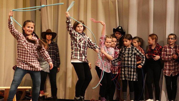 Fast 30 kleine wilde Cowboys zeigten ihr Können beim "Bunten Abend" des TV Bad Brückenau. Foto: Thpmas Dill