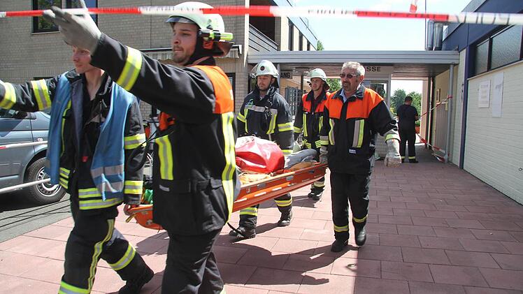 Die Feuerwehr verlässt das Gelände mit ihren Geräten. Foto: Sonja Adam