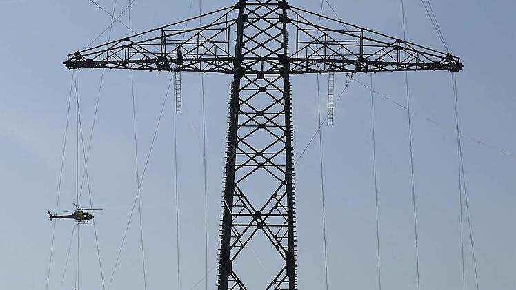 Optisch gefangen im Seil-Wirrwar: Für den Hubschrauber bestand keine Gefahr - er hielt immer mindestens zehn Meter Abstand von den Masten.