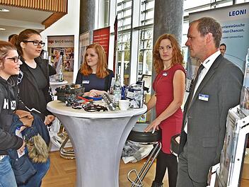 Die Studierenden Alina Kremer und Daniela Gunzelmann (von links) informierten sich bei "Leoni System und Entwicklung" über das Arbeitsfeld. Gaby Taubert, Leonie Hagen (Personalabteilung) und Matthias Grösch (Entwicklung) gaben Auskunft. Foto: Gabi Arnold