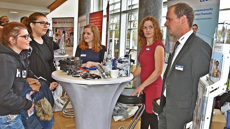 Die Studierenden Alina Kremer und Daniela Gunzelmann (von links) informierten sich bei "Leoni System und Entwicklung" über das Arbeitsfeld. Gaby Taubert, Leonie Hagen (Personalabteilung) und Matthias Grösch (Entwicklung) gaben Auskunft. Foto: Gabi Arnold