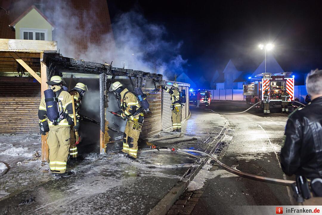 Unterfarrnbach: Materialschuppen in Flammen