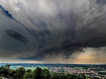 Schnaittach mit dunklen Wolken. Foto: Nicolas Armer, dpa