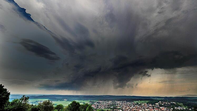 Schnaittach mit dunklen Wolken. Foto: Nicolas Armer, dpa