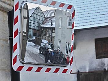 "Spieglein, Spieglein an der Wand,..." Etwas "verschoben" aber gut erkennbar, Mitglieder des Bauausschusses der Gemeinde Untermerzbach im "probehalber" angebrachten Verkehrsspiegel in der Ortsmitte von Recheldorf.  Foto: Helmut Will