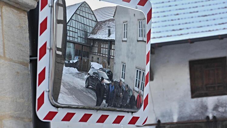 "Spieglein, Spieglein an der Wand,..." Etwas "verschoben" aber gut erkennbar, Mitglieder des Bauausschusses der Gemeinde Untermerzbach im "probehalber" angebrachten Verkehrsspiegel in der Ortsmitte von Recheldorf.  Foto: Helmut Will