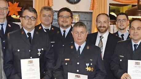Treue Aktive ehrte die Feuerwehr Schwarzach. Unser Bild zeigt (von links) Gemeinderat Siegried Escher, Kreisbrandmeister Michael Ködel, Joachim Tröbs (25 Jahre), Kreisbrandinspektor Fritz Weinlein, Vorsitzenden Michael Passing, Werner Metz (40), stellvertretenden Landrat Jörg Kunstmann, Kommandanten Steffen Hühnlein, Matthias Winkler (25) und Zweiten Kommandanten Björn Valita (20). Foto: privat