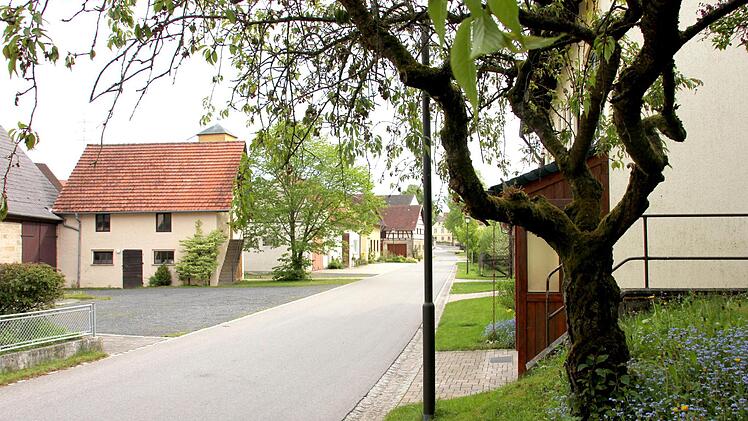 Die Dorferneuerung in Salmsdorf führte zu Mehrkosten, die entgegen einer früheren Vereinbarung, die zwischen Teilnehmergemeinschaft und Marktgemeinde abgeschlossen worden war, nun auf die Anlieger umgelegt werden sollen. Fotos: Ralf Kestel